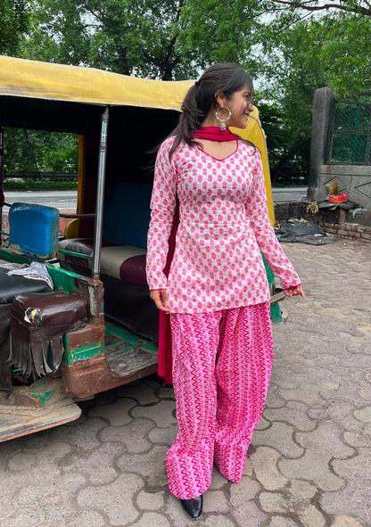 Gulaabi Aangan Set
