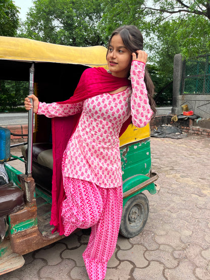 Gulaabi Aangan Set