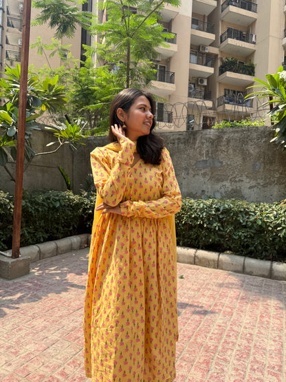 Sunheri Kurta Set (Chiffon Dupatta)
