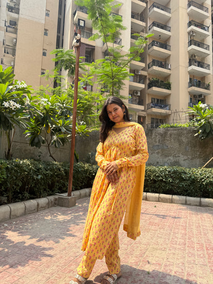 Sunheri Kurta Set (Chiffon Dupatta)