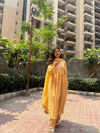 Sunheri Kurta Set (Chiffon Dupatta)